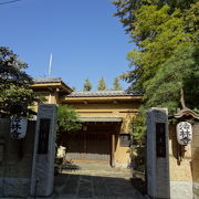 江戸時代の画家、高嵩谷のお墓があります