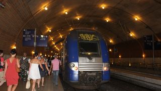 トンネルの中にある駅