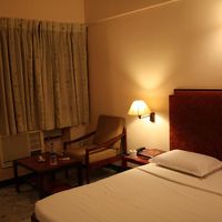 客室は広々としてきれい。シャワーはお湯もちゃんと出ます。