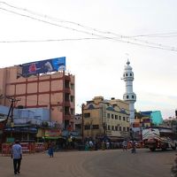 駅周辺は朝からたくさんの人々で騒がしい雰囲気。