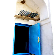 パラウ・ビビ聖廟の入り口。目の覚めるような青が特徴