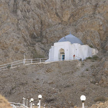 山の中腹に聖廟が祀られています。