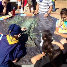 子供たちも熱心に勉強してレポート書いています