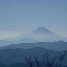 濃淡を重ねる山並みの向うに聳える富士山はきれいでした。