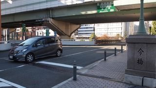 よつや橋とＶ字型になっている