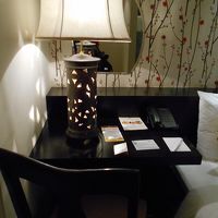 私の旅の必需品、デスクもついてます。