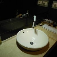 洗面台は、ひろくてゆったり。 鏡も大きい。ドライヤーあり。