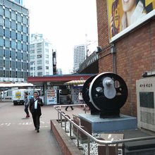 機関車の車輪のそばに建っています。待ち合わせもできそうです。