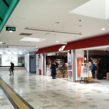 地下街ながら結構広く、飲食店など多数のお店が並びます。