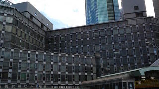 新橋駅そばの昭和の香りを残す飲み屋、定食屋が集まるビル