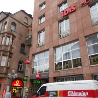 地下道上がってすぐ左手