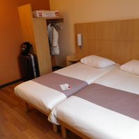 実にシンプルな室内。室内にはあと椅子とTVがあるだけ。