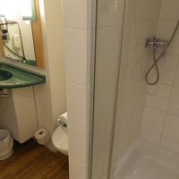 狭いけど、体は洗えます。