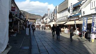 仁王門から三門まで続く土産屋多数の商店街