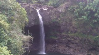 いかにもハワイらしい滝