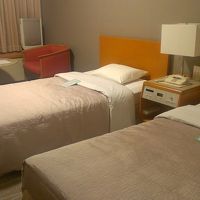 ツインルームはまずまずの広さ