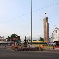 周囲にはイスラム教のモスクやキリスト教の教会もあります。