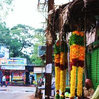 ミナクシ寺院への捧げ物か、花飾りを売るお店も多いです。