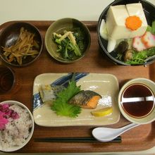 日替わりの夕食。焼魚御膳です。