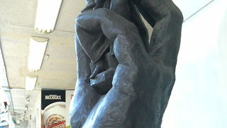 池袋駅東口の巨大な手の中の母子像