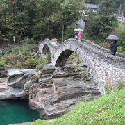 面白い石、水の蒼さ、メガネ橋で有名なラヴェルテッツォ