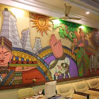 ロビーにはインドらしい踊りをテーマにした壁絵が。