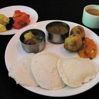 朝食は米粉から作った蒸しパンのイドリーとカレー。美味しい！