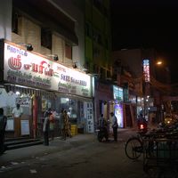 夜のホテル周辺は行き交う人も多く、危険な雰囲気はありません。