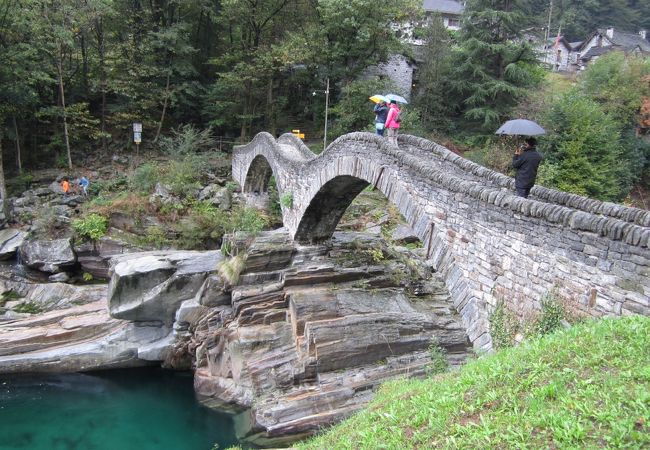 面白い石、水の蒼さ、メガネ橋で有名なラヴェルテッツォ