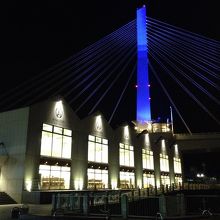 夜の外観もきれい。