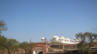 赤いお城　ここから見るタージマハルが幻想的