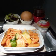 機内食　薄味だけれど美味しかった