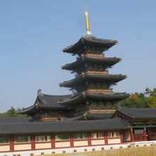 陵寺などの復元された建物が多くあります