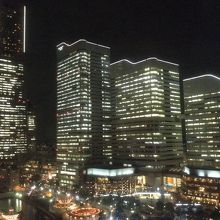 夜のクイーンズスクエア