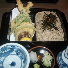 天ざる。天ぷらもおいしかったです。