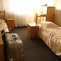 客室内部。こちらはまあまあ。バストイレは共用。