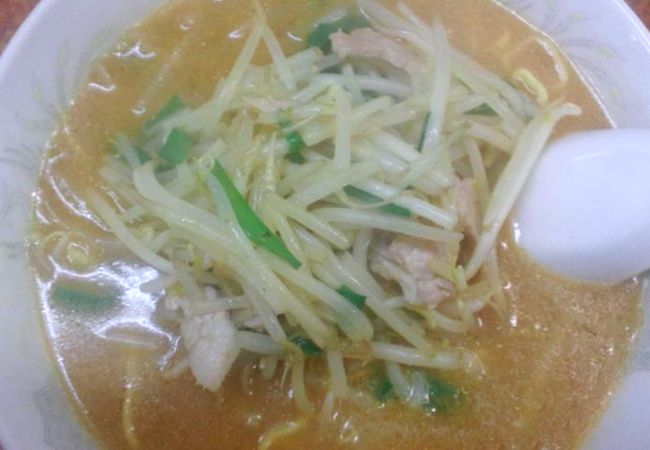 赤い看板が目立ちます