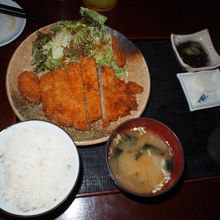 アグー豚のロースカツ定食・肉のうま味があふれ出ます！