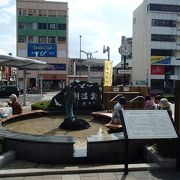 駅前に足湯がある。