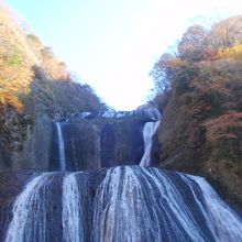 下の観瀑台からは滝を間近に見る事ができます