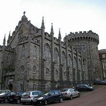 教会と城の塔が一体に？？？