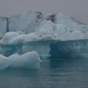天気が悪くてもブルーに光る氷河が美しい
