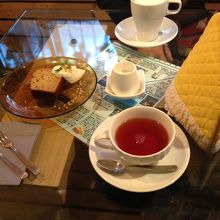 バナナのパウンドケーキとアッサムティー