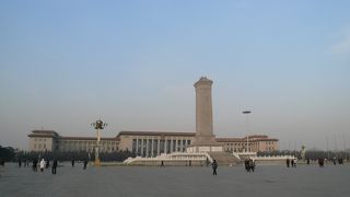 大きいが広大な広場内では目立たぬ存在？？