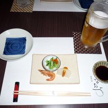 付き出しと生ビール