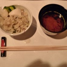 アワビ土鍋ご飯は赤だしと漬物で食す