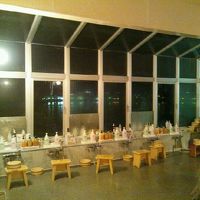 内湯の洗い場です。夜は河口湖の対岸の明りが見えます。