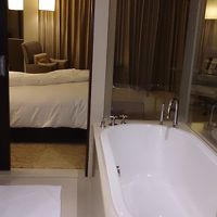 別々のシャワーとバスタブ