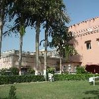 日本人ツアーの客が多い