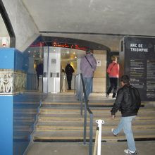 地下のチケット売り場